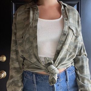 Women’s Camo Button Up Shirt Size Small